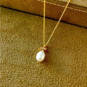 NEW TORY BURCH Kira Pearl Pendant / Necklace
Gold and White